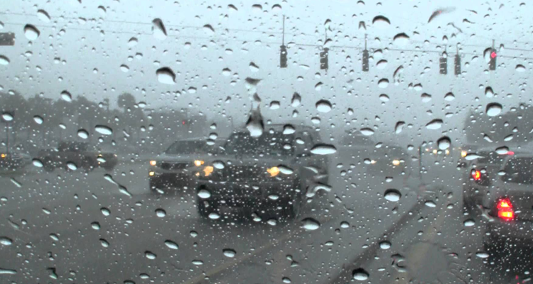 CONDUITE SOUS LA PLUIE: COMMENT S’Y PRENDRE EN TOUTE SÉCURITÉ?